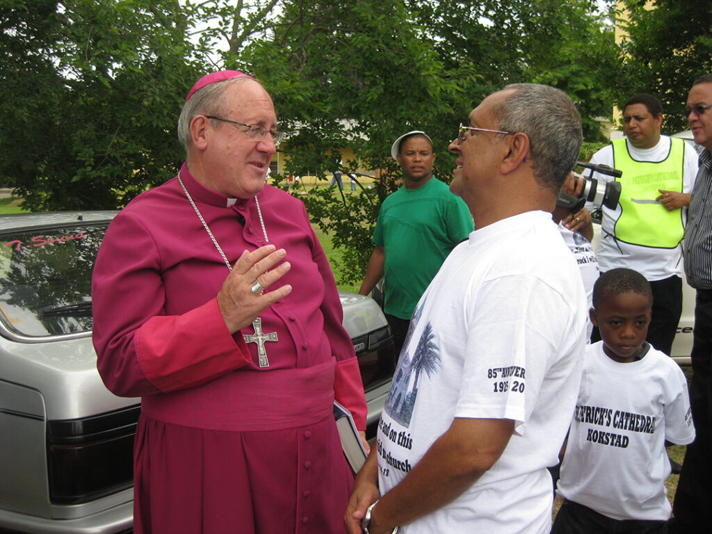 Bishop Slattery conversing with a faithful. Credit: Mariano Pérez MCCJ.