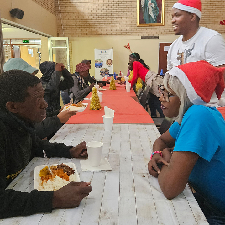 Sitting down at a table together and chatting without constraints is a sign of friendship.