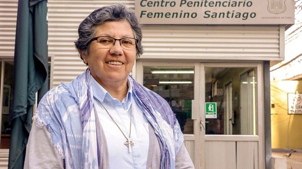 Sister Nelly León at the entrance of Santiago Penitentiary Centre for Women. Source: Revista Mensaje, Chile.