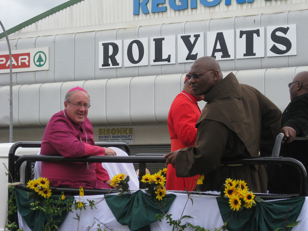 Bishop Slattery with Cardinal Napier parading through the streets of Kokstad on the occasion of the 85th anniversary of the inauguration of the Cathedral in Kokstad. Credit: Mariano Pérez MCCJ.