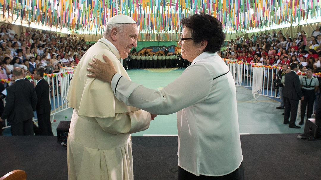 Sister Nelly greets Pope Francis during his visit to the Penitentiary Centre for Women on 16 January 2018. Source: Vatican news.