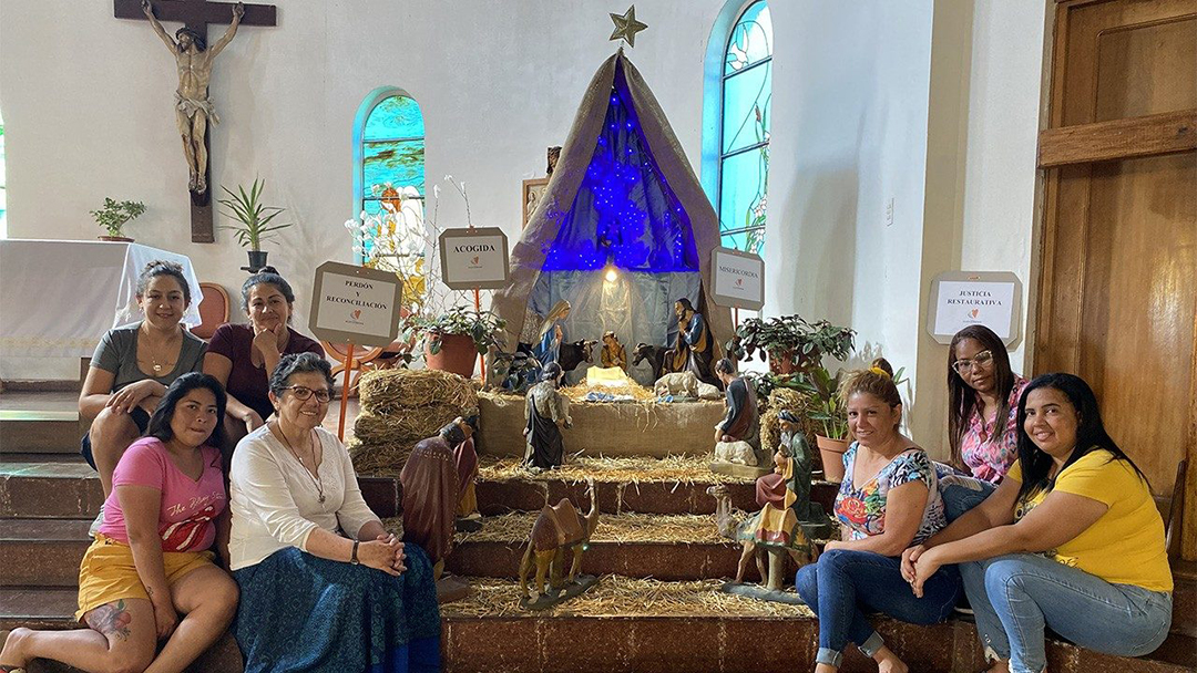 Crib at the Penitentiary Centre where small boards are exhibited expressing values such as welcoming, reconciliation, peace, etc… Source: Vatican news.