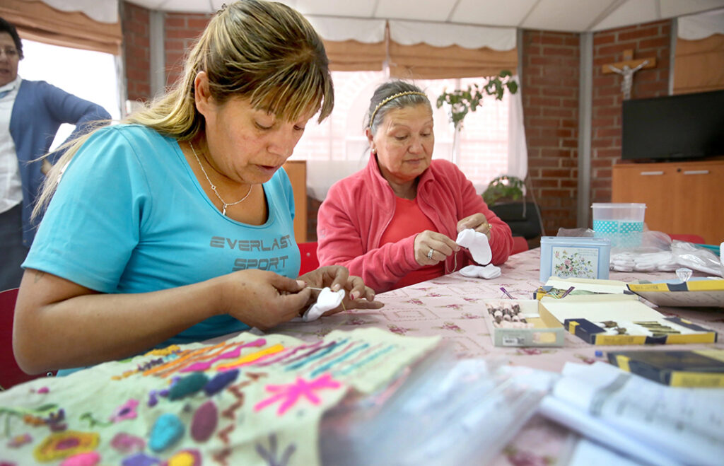 Inmates in the handiwork workshop of Espacio Mandela Centre. Source: hogardecristo.cl.