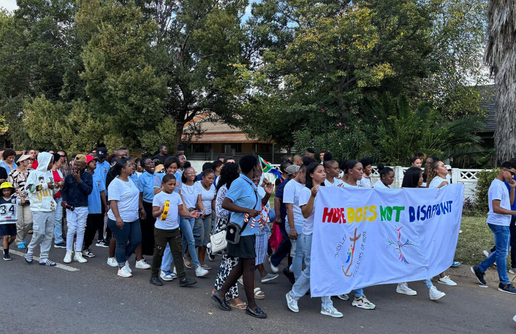 Pilgrimage through the streets of Eersterust, following the banner with the Jubilee theme ‘Hope does not disappoint'.